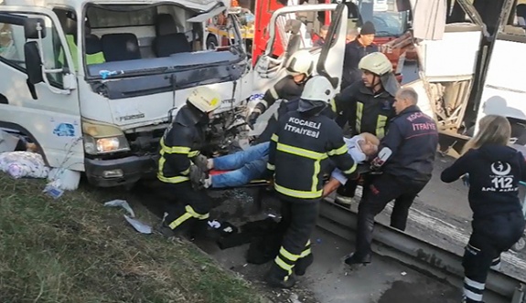 Turistleri taşıyan midibüse kamyonet çarptı: 2'si ağır 5 yaralı