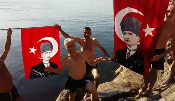 Zonguldak'ta denizden Atatürk posteri çıkarttılar