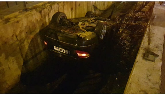 Alkollü sürücünün kullandığı otomobil su kanalına devrildi