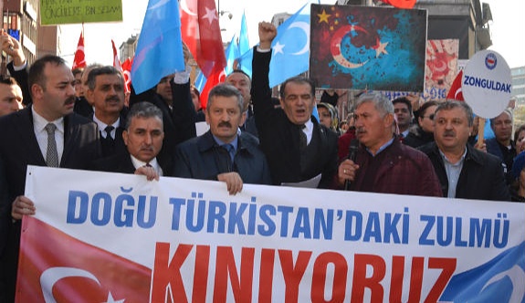 Bütün Dünya Doğu Türkistan'da alçakça zulmü seyrediyor