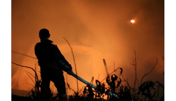  Zonguldak'ta ev yangınında mahalleli korku dolu anlar yaşadı