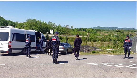 Sahte belge ile 400 km yolculuk yapan 12 kişi yakalandı