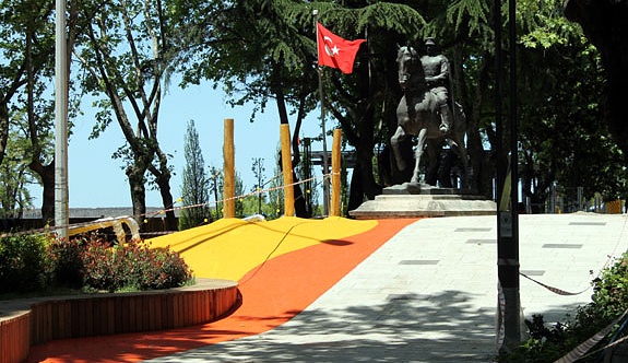 CHP, İsmet İnönü heykeli önündeki yapının kaldırılmasını istedi
