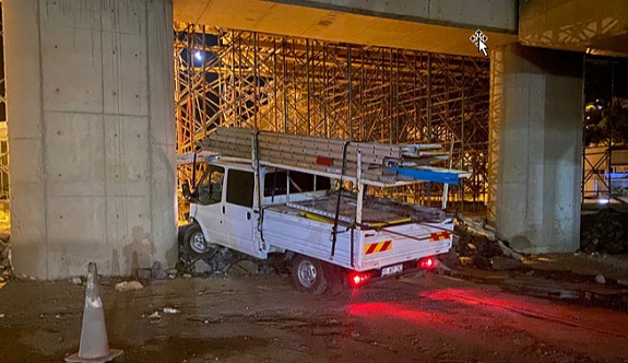 Zonguldak'ta kamyonet viyadüğe çarptı! 4 yaralı