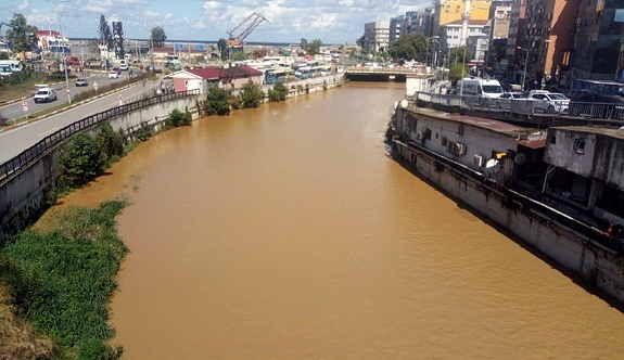 Yağmur Zonguldak Limanı sarıya boyadı!