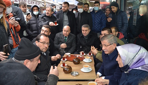 Davutoğlu vatandaşlar ile birlikte çay içti