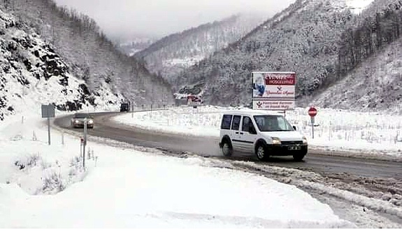Zonguldak - Ankara ile Zonguldak - İstanbul yolunda kar yağışı etkili oluyor