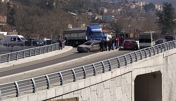 Teoman Duralı köprülü kavşağında kaza!