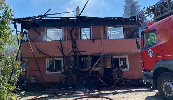 2 katlı ev yandı, 13 hayvan telef oldu