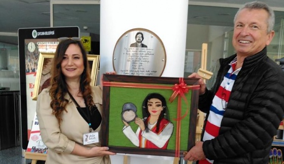 Kantarcı'ya ‘Bakraçlı kadın’ keçe sanatı tablosu hediye edildi
