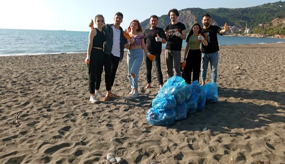 Üniversite öğrencileri Kdz. Ereğli Plajı'nı temizledi