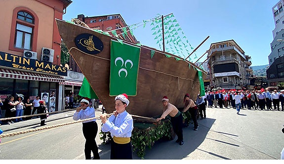 Zonguldak Fetih coşkusu! 10 metrelik gemiyi karadan yürüttüler