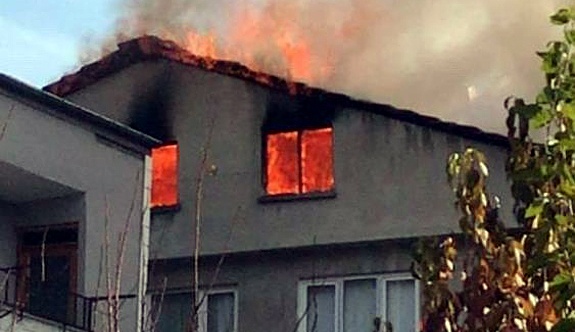 Mangaldaki ateş evi kül etti